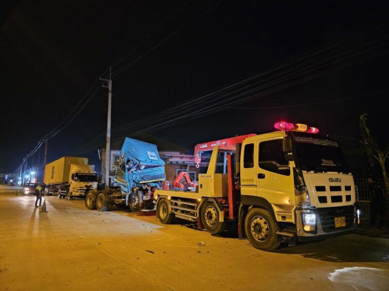 รถยกใหญ่ถนนร่วมสุขพัทยา