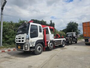 รถยกใหญ่เลียบทางรถไฟพัทยา