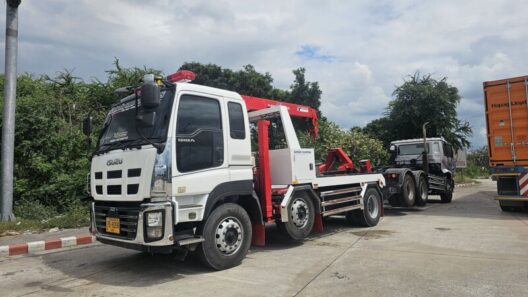 รถยกใหญ่เลียบทางรถไฟพัทยา