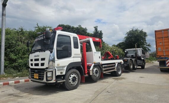 รถยกใหญ่เลียบทางรถไฟพัทยา