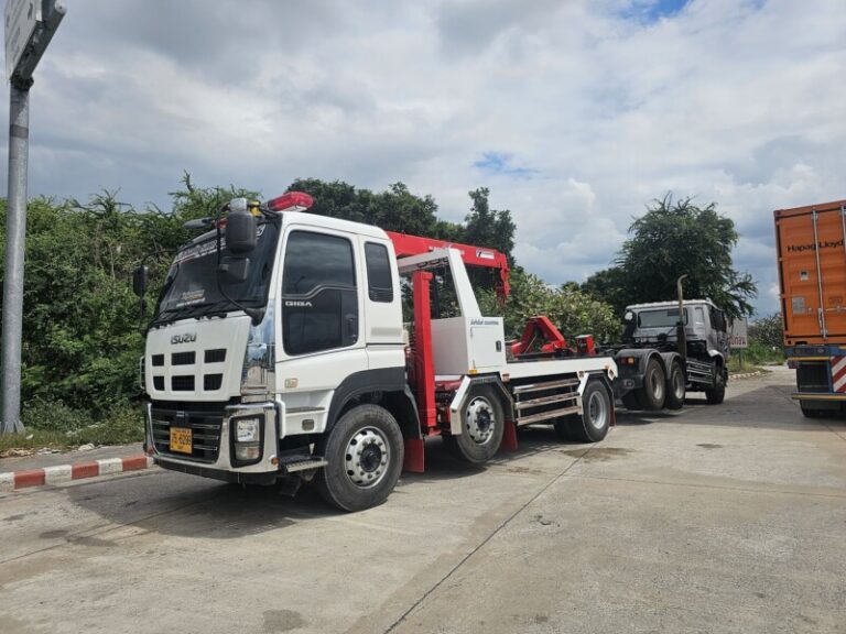 รถยกใหญ่เลียบทางรถไฟพัทยา