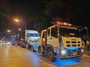 รถยกใหญ่ทุ่งกราด