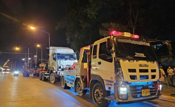 รถยกใหญ่ทุ่งกราด