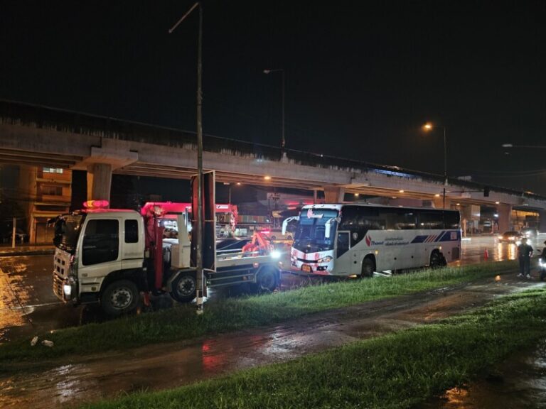 รถยกใหญ่โรงโป๊ะ พัทยา