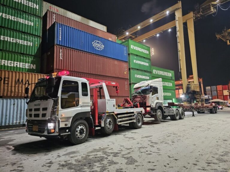 รถยกใหญ่นิคมแหลมฉบัง