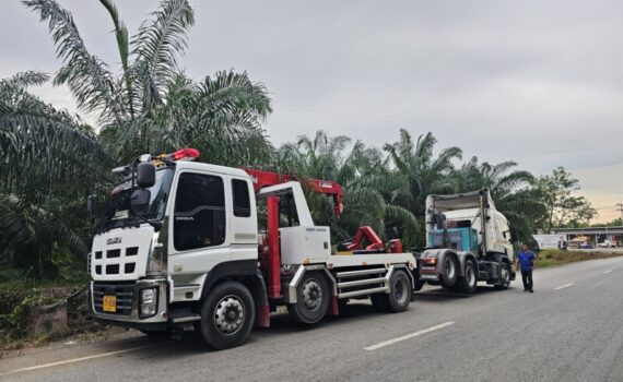 รถยกใหญ่เขาไม้แก้ว