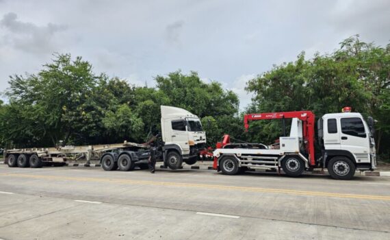 รถยกใหญ่สัตหีบ