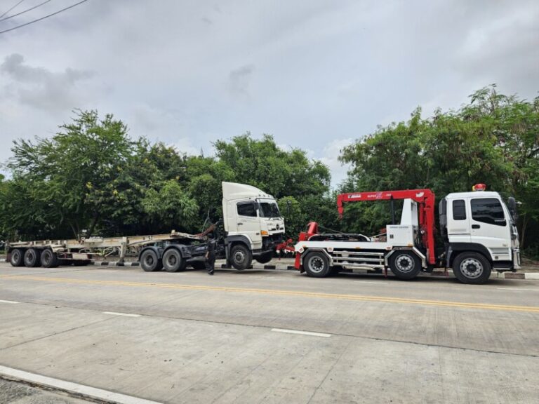 รถยกใหญ่สัตหีบ