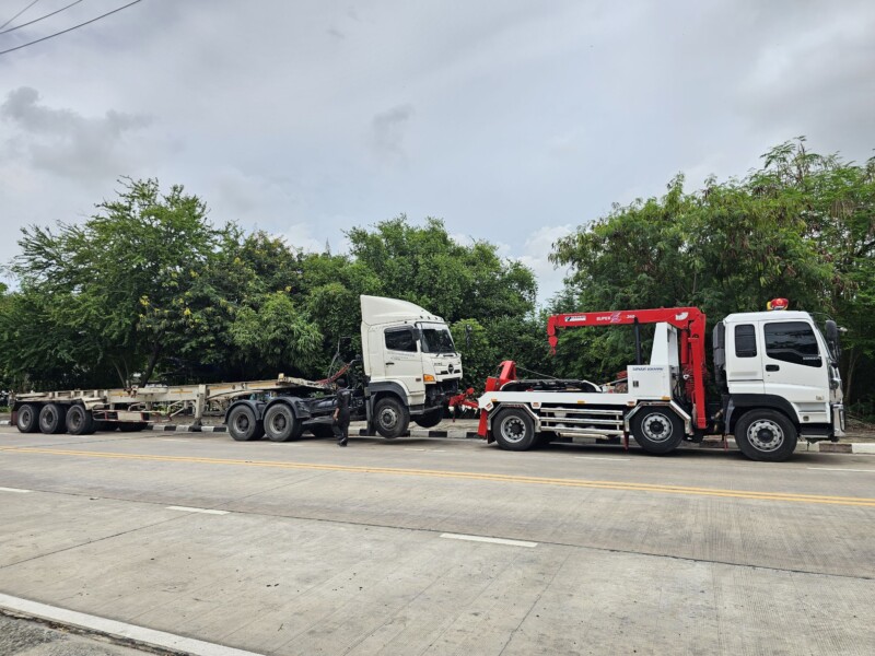 รถยกใหญ่สัตหีบ