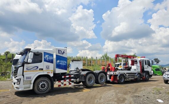 รถยกใหญ่ถนนมอเตอร์เวย์