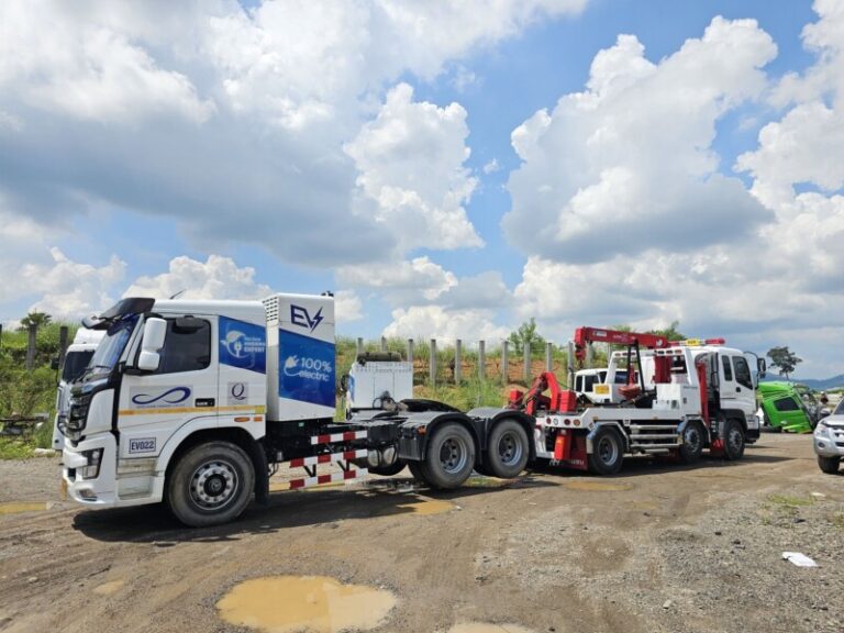 รถยกใหญ่ถนนมอเตอร์เวย์